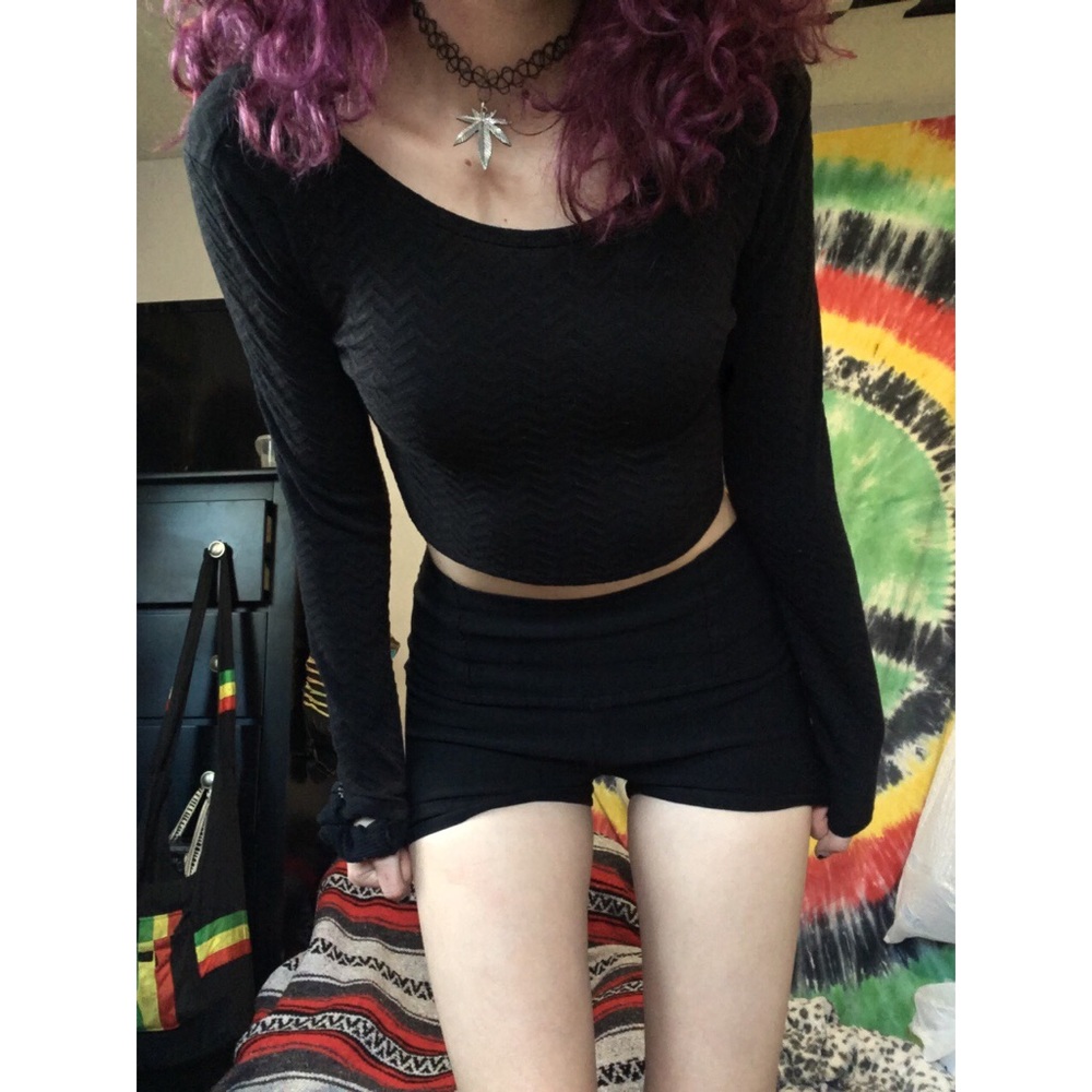 Black long sleeve crop top